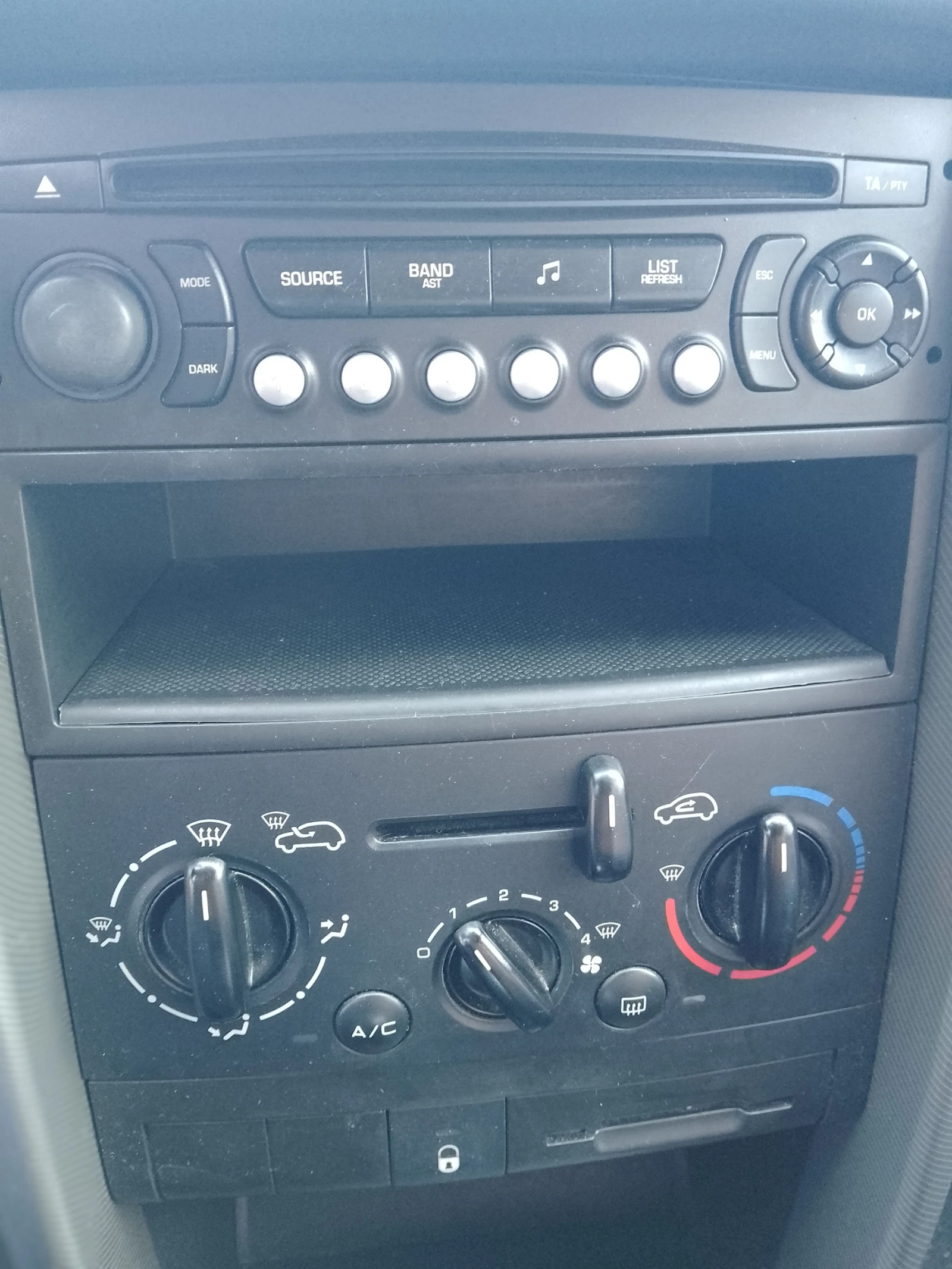 Peugeot 207 1.4 бензин/газ, снимка 7 - Автомобили и джипове - 53900781