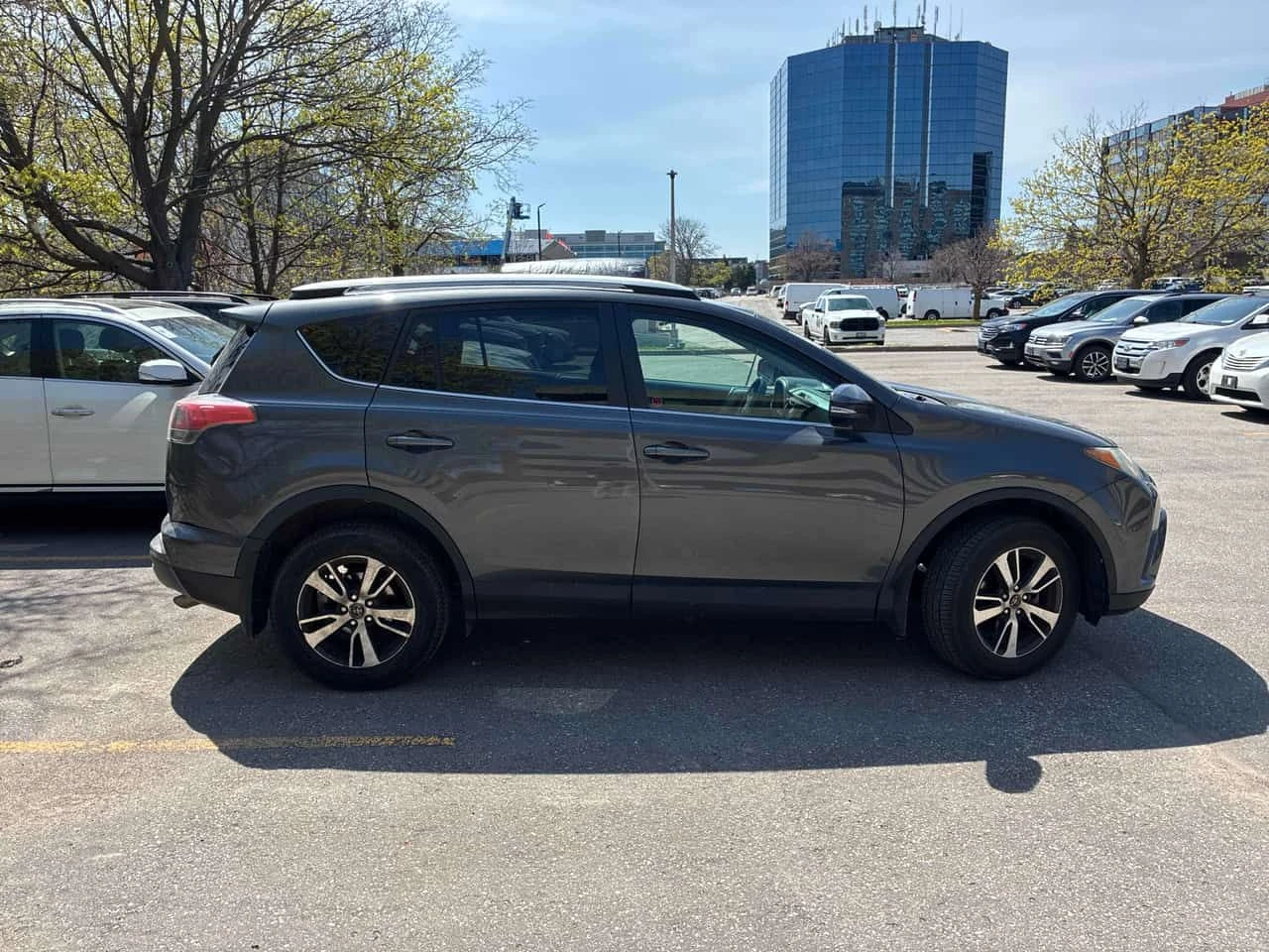 Toyota Rav4 * XLE* АВТОФИНАНСИРАНЕ БЕЗ ПЪРВОНАЧАЛНА ВНОСКА* , снимка 3 - Автомобили и джипове - 54589644