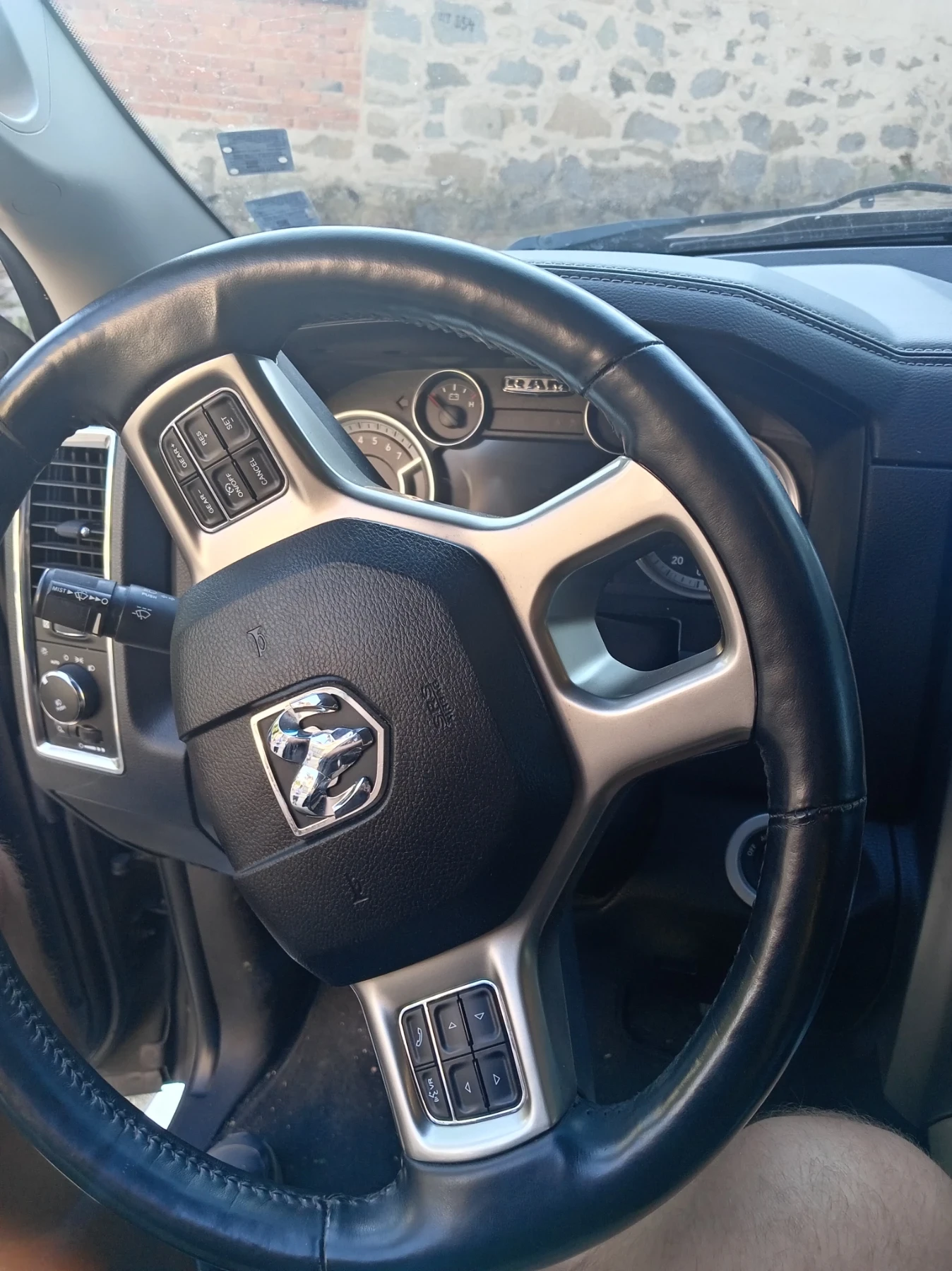 Dodge RAM 1500 5.7 Hemi  Laramie, снимка 11 - Автомобили и джипове - 55852764
