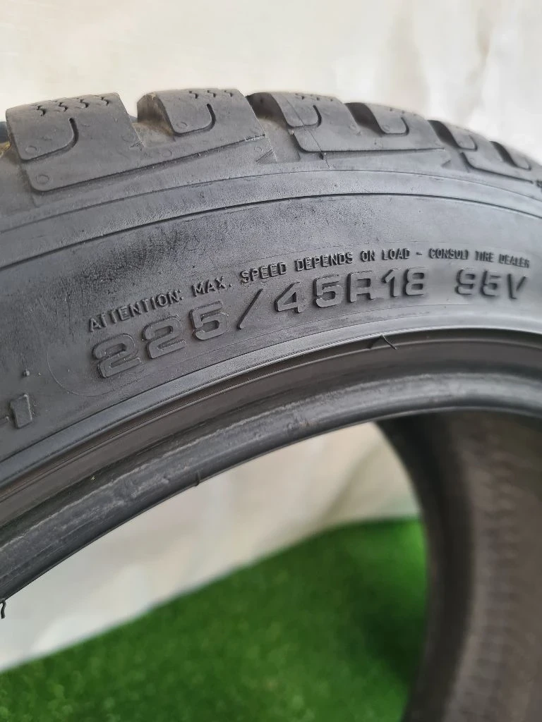 Гуми Зимни 225/45R18, снимка 3 - Гуми и джанти - 48694879