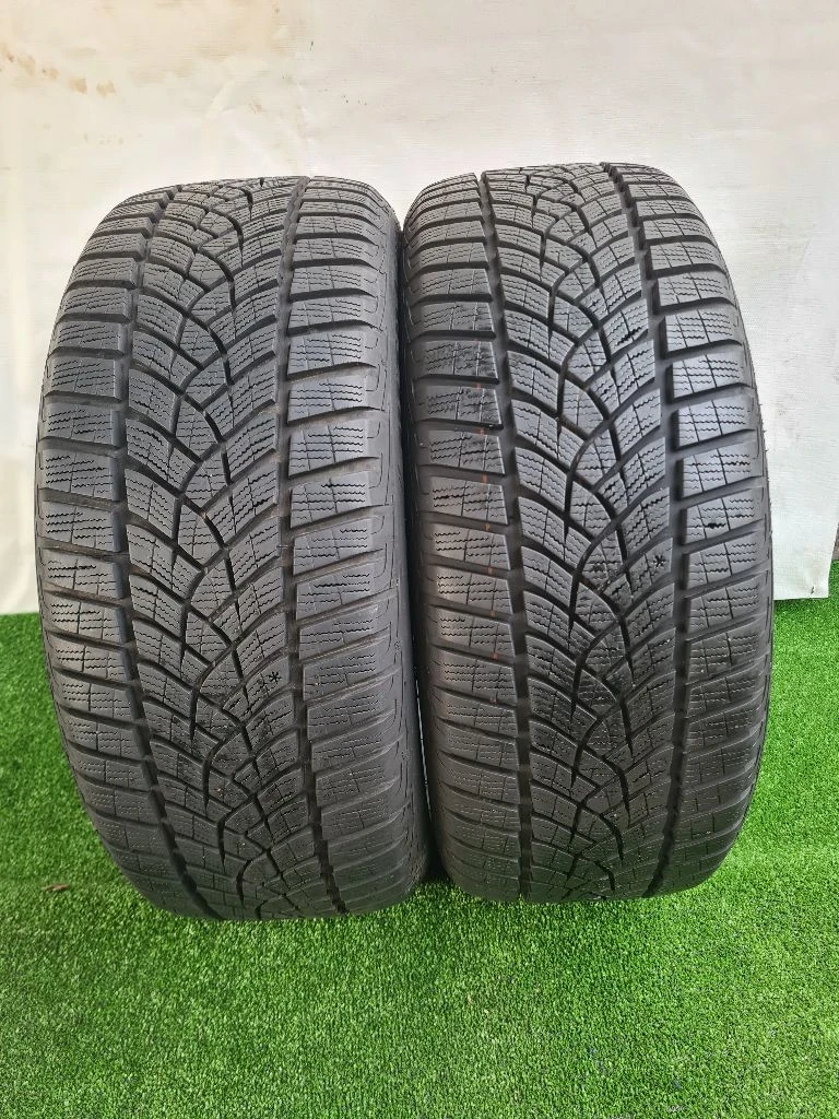 Гуми Зимни 225/45R18, снимка 1 - Гуми и джанти - 48694879