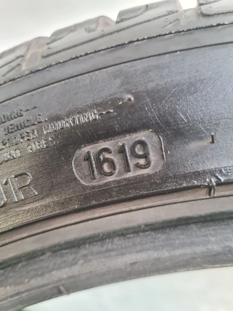 Гуми Зимни 225/45R18, снимка 5 - Гуми и джанти - 48694879