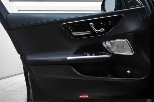 Mercedes-Benz C 300 4Matic = AMG Line = Premium Гаранция, снимка 4 - Автомобили и джипове - 55099964