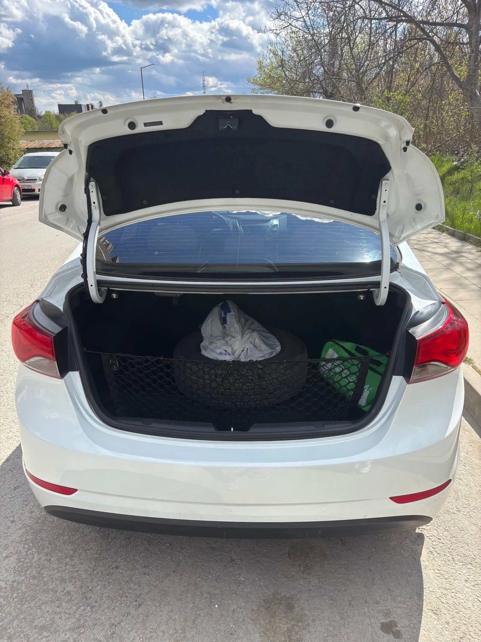 Hyundai Elantra, снимка 11 - Автомобили и джипове - 54145705