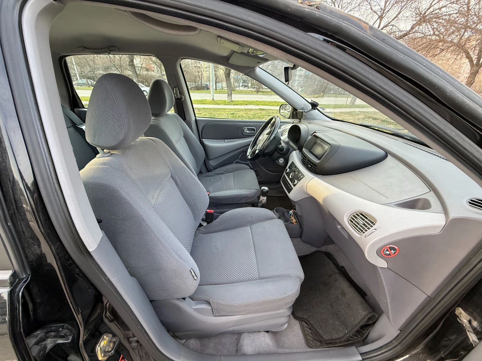 Nissan Almera tino, снимка 7 - Автомобили и джипове - 54375022