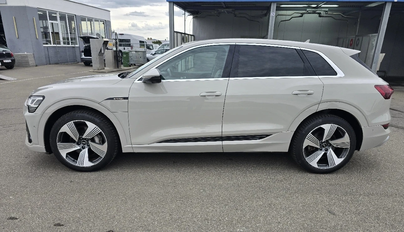 Audi E-Tron 55 Quattro 95KWh Full service 96.8%Soh, снимка 3 - Автомобили и джипове - 56217611