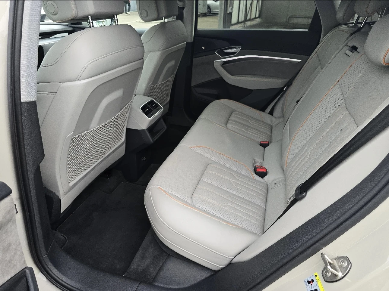 Audi E-Tron 55 Quattro 95KWh Full service 96.8%Soh, снимка 10 - Автомобили и джипове - 56217611