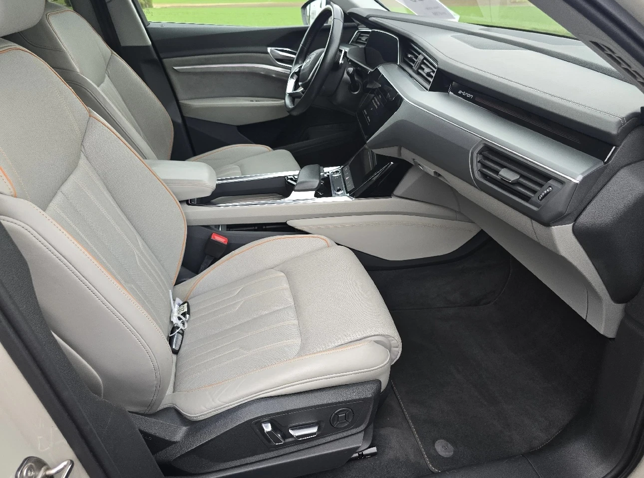 Audi E-Tron 55 Quattro 95KWh Full service 96.8%Soh, снимка 8 - Автомобили и джипове - 56217611