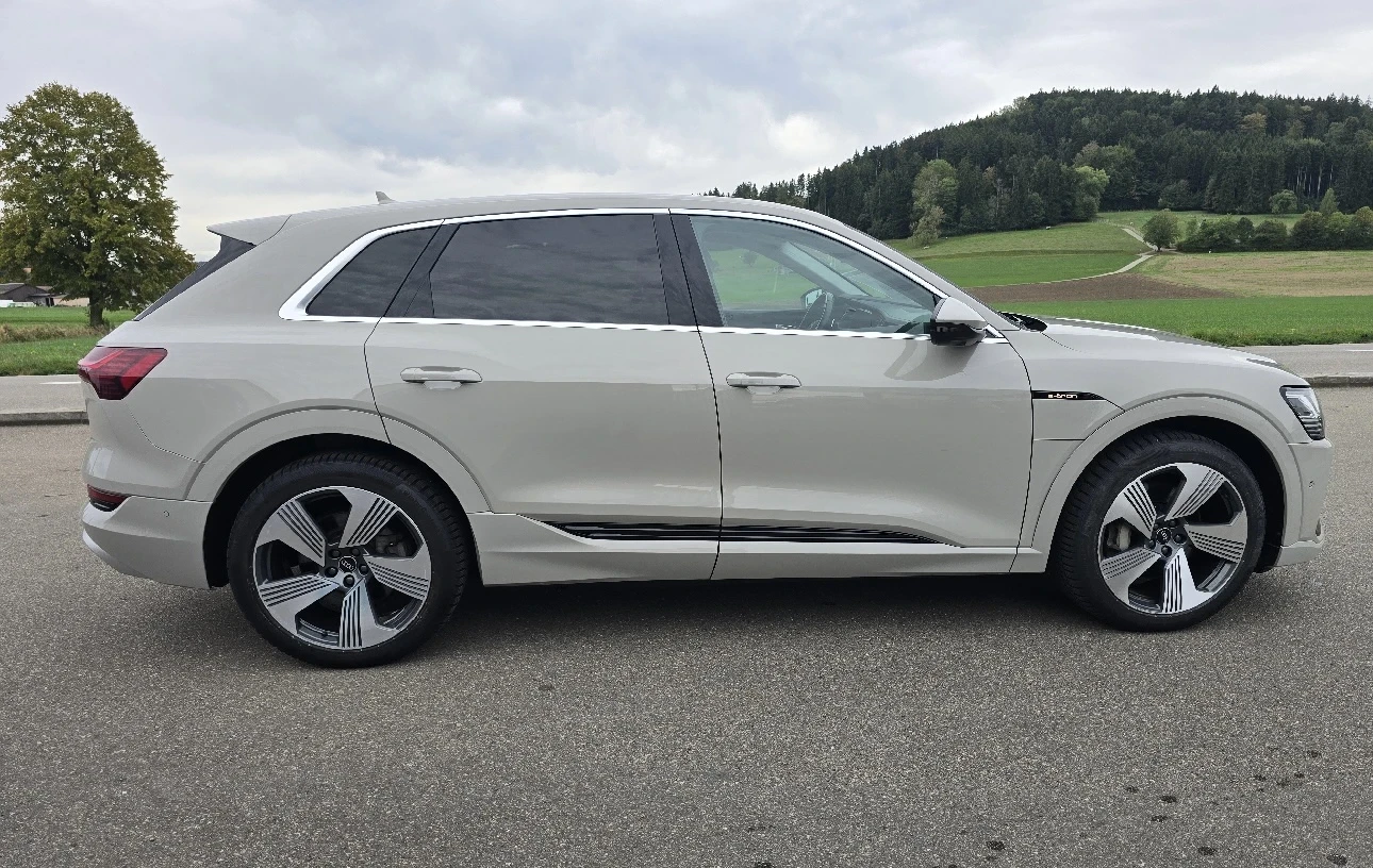 Audi E-Tron 55 Quattro 95KWh Full service 96.8%Soh, снимка 4 - Автомобили и джипове - 56217611