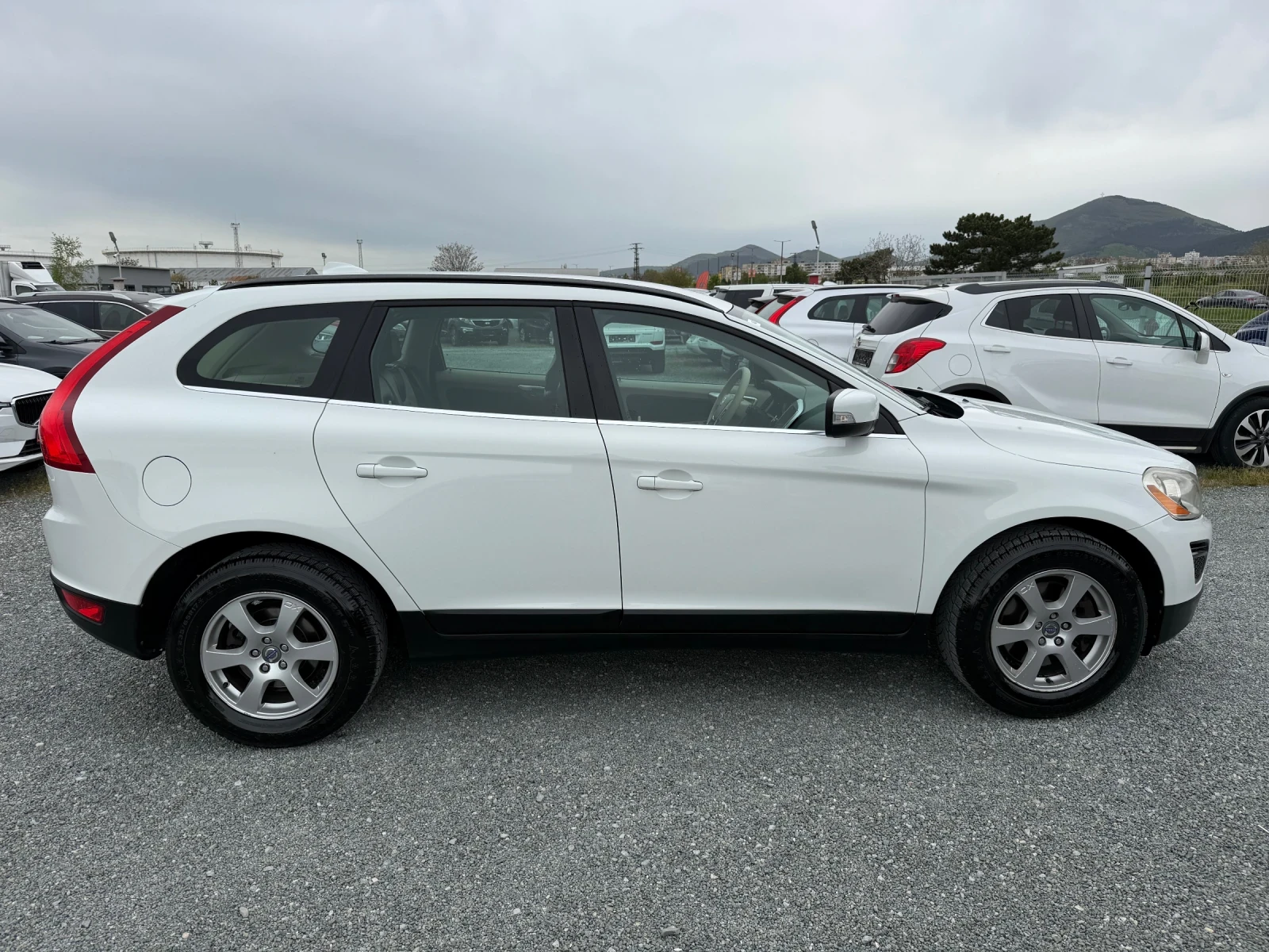 Volvo XC60 (KATO НОВА)^(4x4), снимка 4 - Автомобили и джипове - 54352352