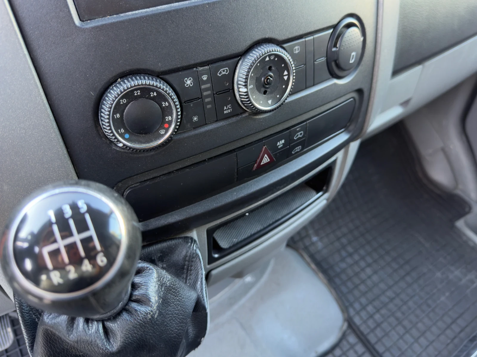 VW Crafter 2.0/ TDI / Климатик /, снимка 8 - Бусове и автобуси - 55105347
