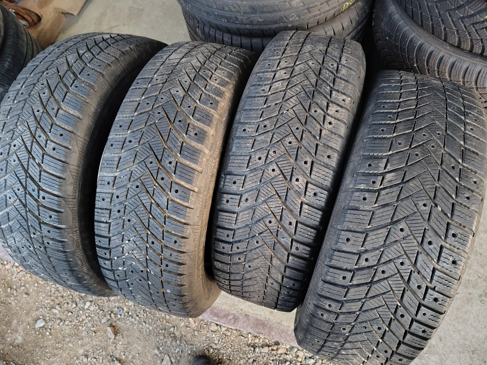 Гуми Зимни 215/65R16, снимка 2 - Гуми и джанти - 54091319