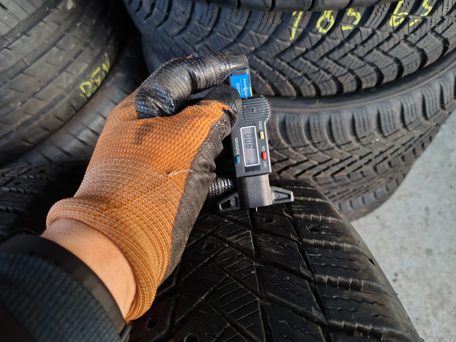 Гуми Зимни 215/65R16, снимка 5 - Гуми и джанти - 54091319