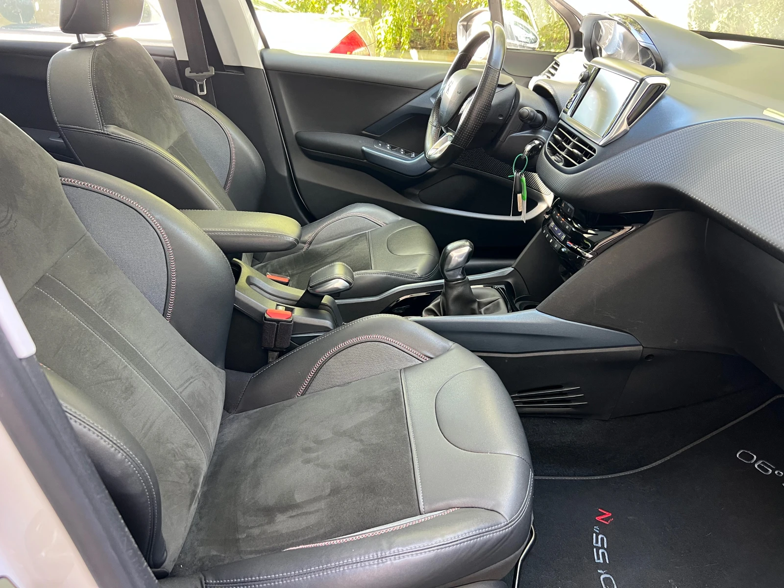 Peugeot 2008 1.6 HDI LED/NAVI/PANORAMA, снимка 13 - Автомобили и джипове - 52901156