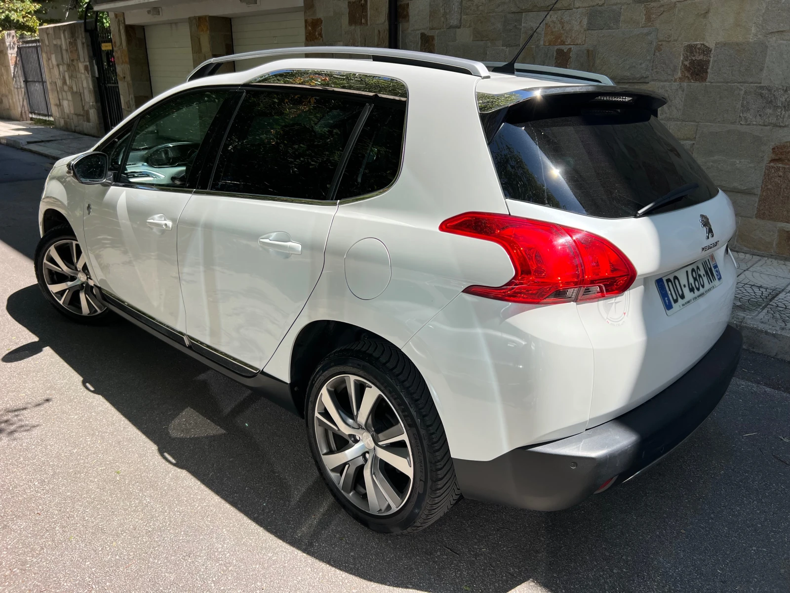 Peugeot 2008 1.6 HDI LED/NAVI/PANORAMA, снимка 17 - Автомобили и джипове - 52901156