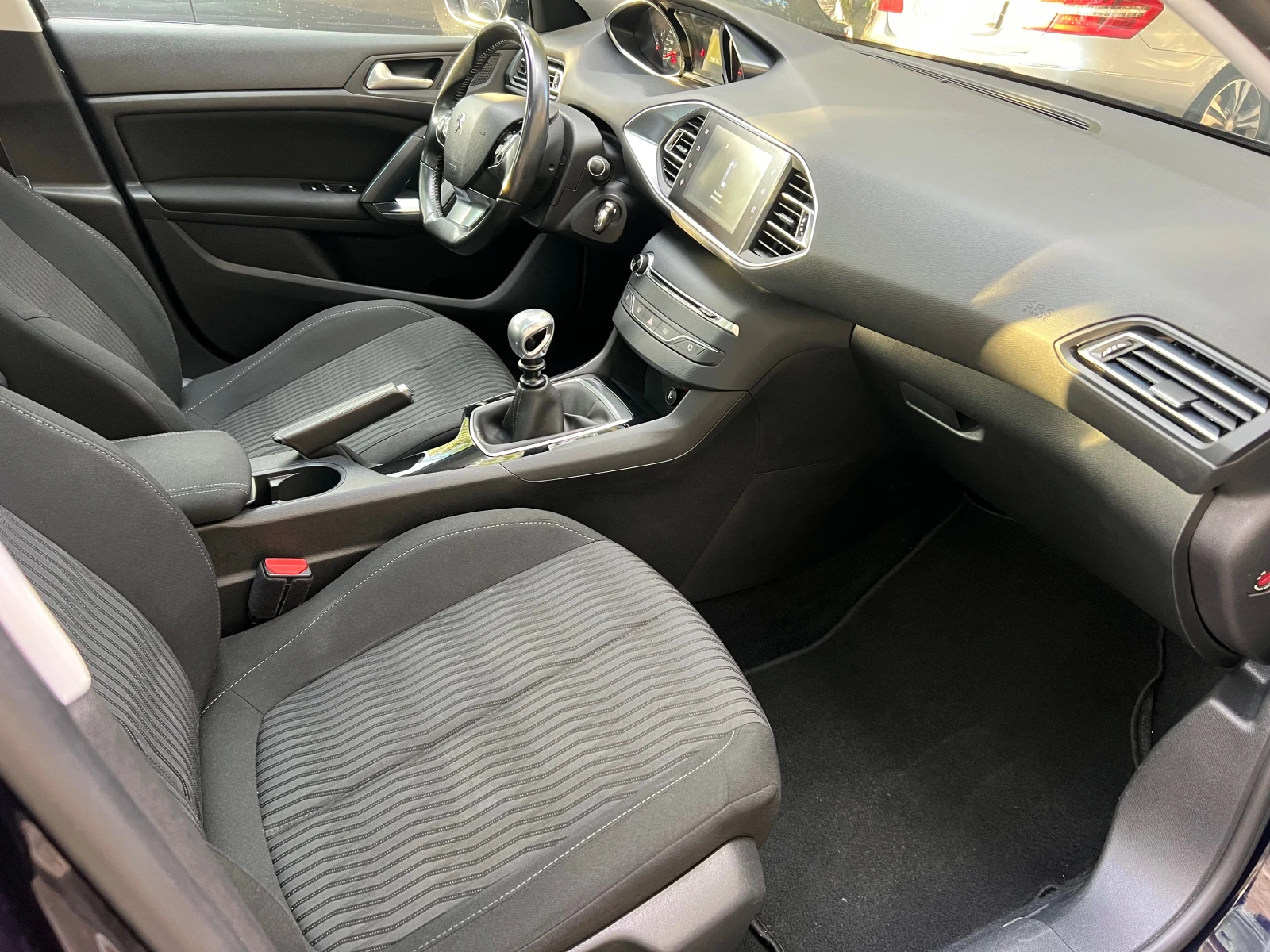 Peugeot 308 1.2 Turbo LED NAVI PANORAMA - изображение 9