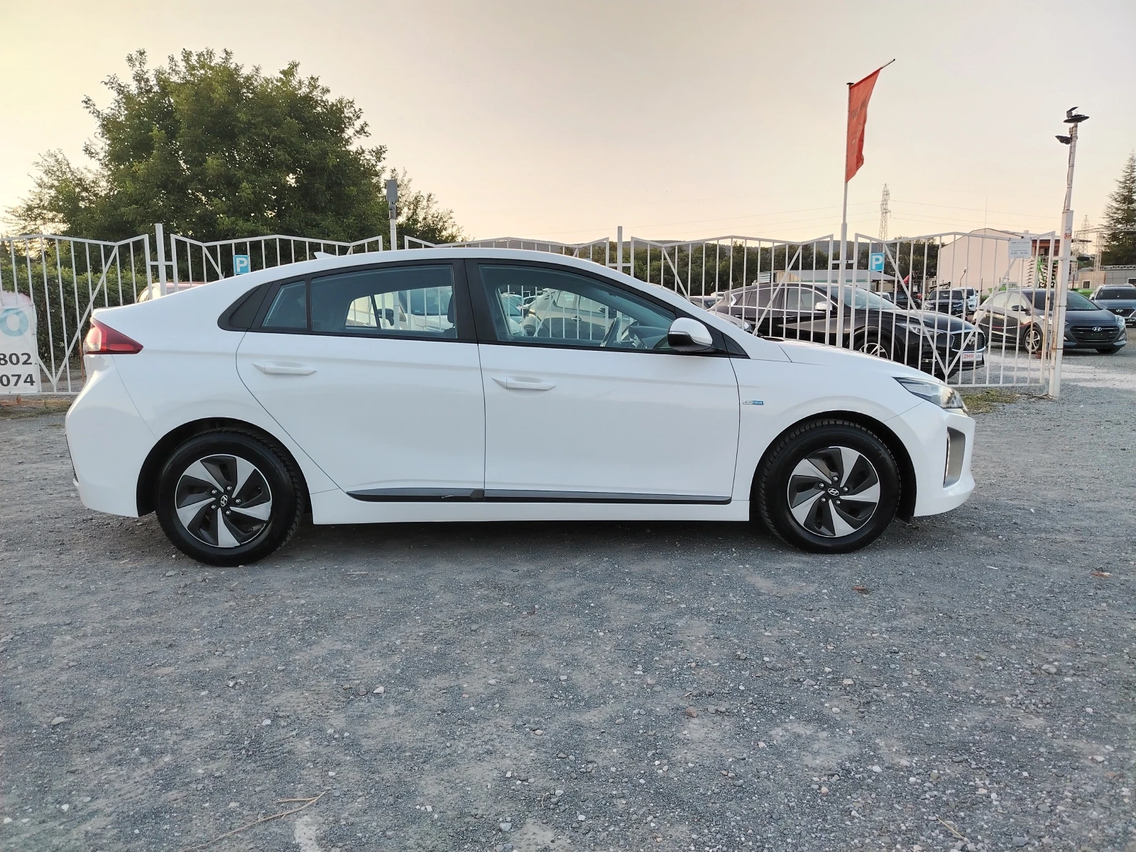Hyundai Ioniq 1.6-141 КС  HYBRID, NAVI, AUTOMATIC, снимка 4 - Автомобили и джипове - 55981219