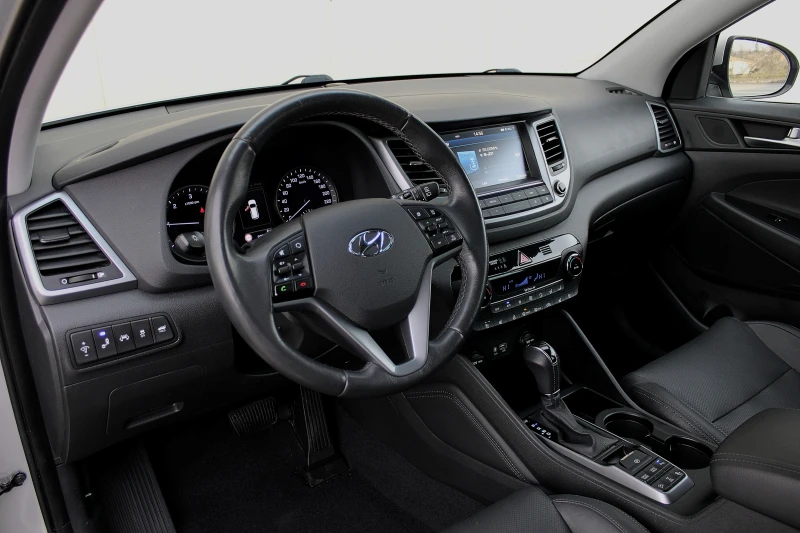 Hyundai Tucson 2.0CRDI/4x4/DISTRONIC/KAMERA/PANORAMA/TOP, снимка 11 - Автомобили и джипове - 53224747