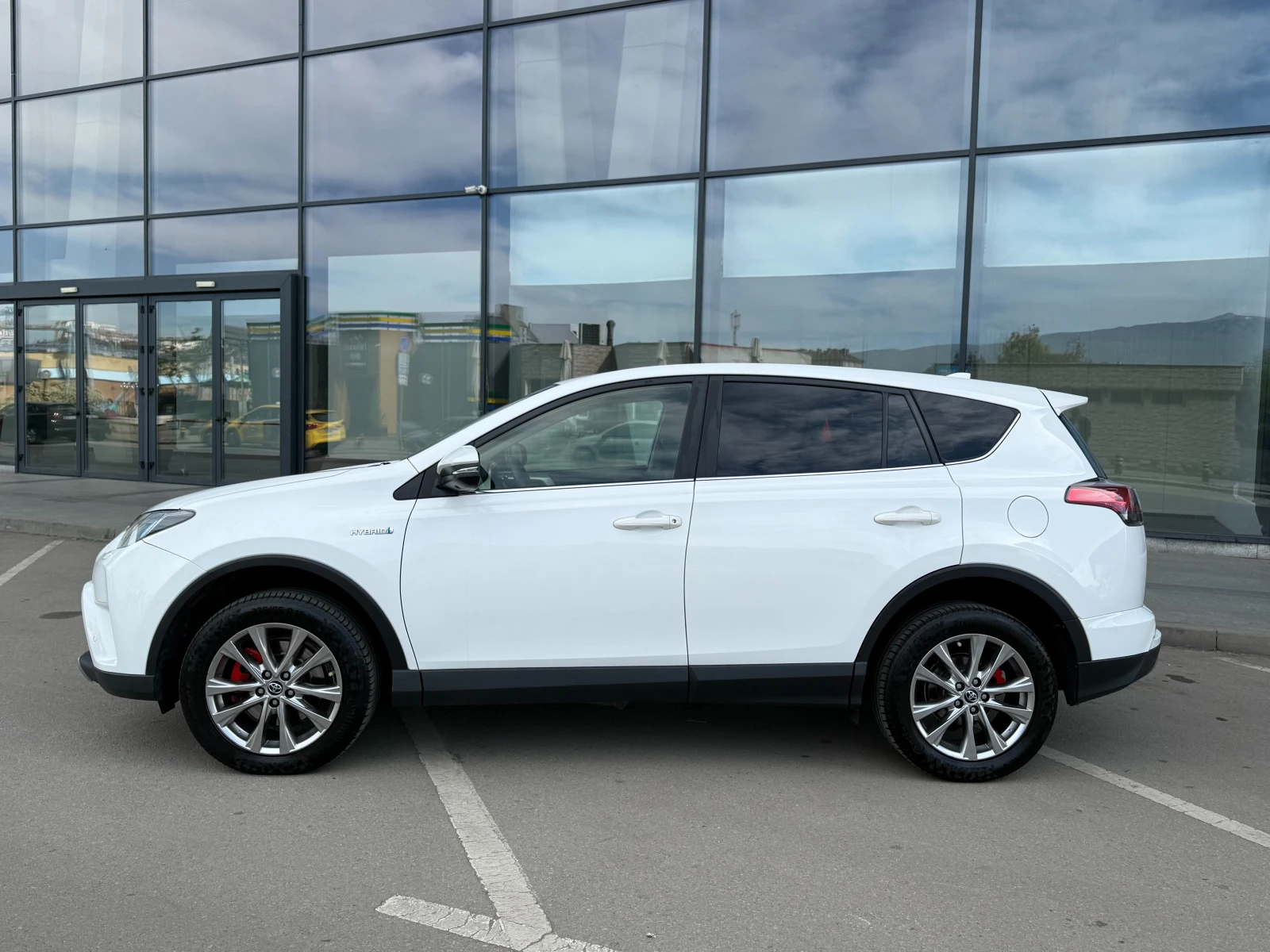 Toyota Rav4 6 МЕСЕЦА ГАРАНЦИЯ/2.5Hybrid 197к.с. Facelift, снимка 2 - Автомобили и джипове - 54518664