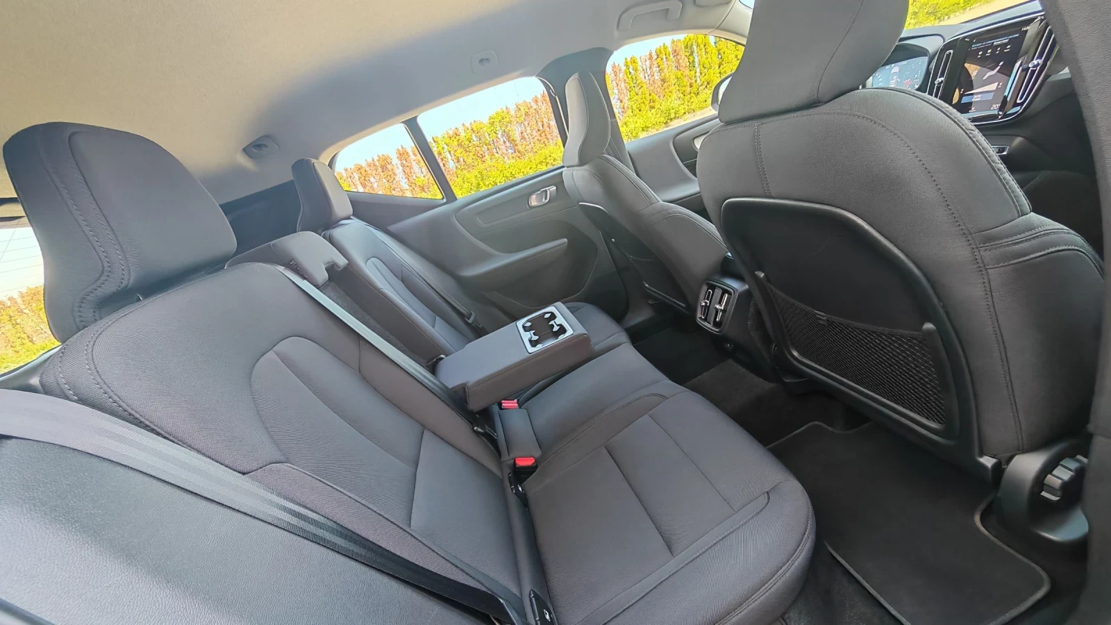 Volvo XC40 B4 4x4, снимка 13 - Автомобили и джипове - 54683750