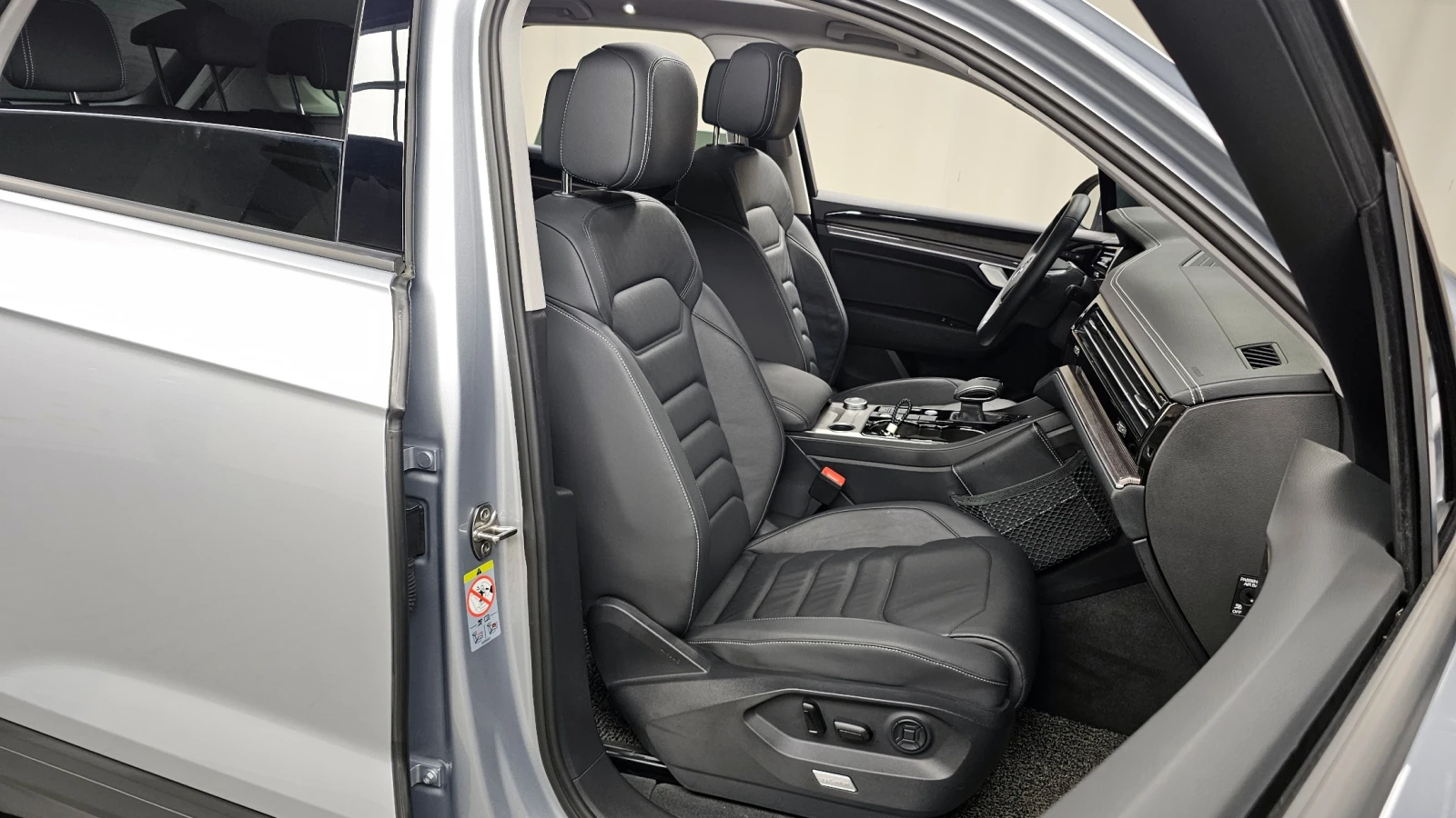 VW Touareg 3.0 TDI* BLIND SPOT* ЕЛ. БАГАЖНИК* ЛЮК* КРАЙНА ЦЕН, снимка 12 - Автомобили и джипове - 55983955
