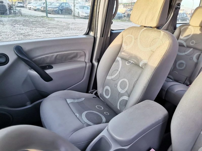 Renault Kangoo 1.6i/ПЕРФЕКТЕН, снимка 11 - Автомобили и джипове - 47703878