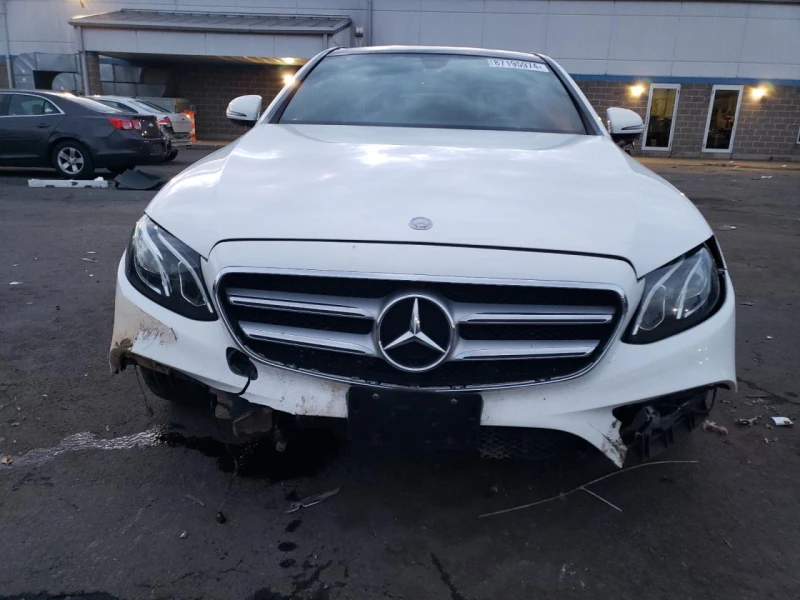 Mercedes-Benz E 300 4MATIC/LUXURY * B&O* , снимка 5 - Автомобили и джипове - 49303391