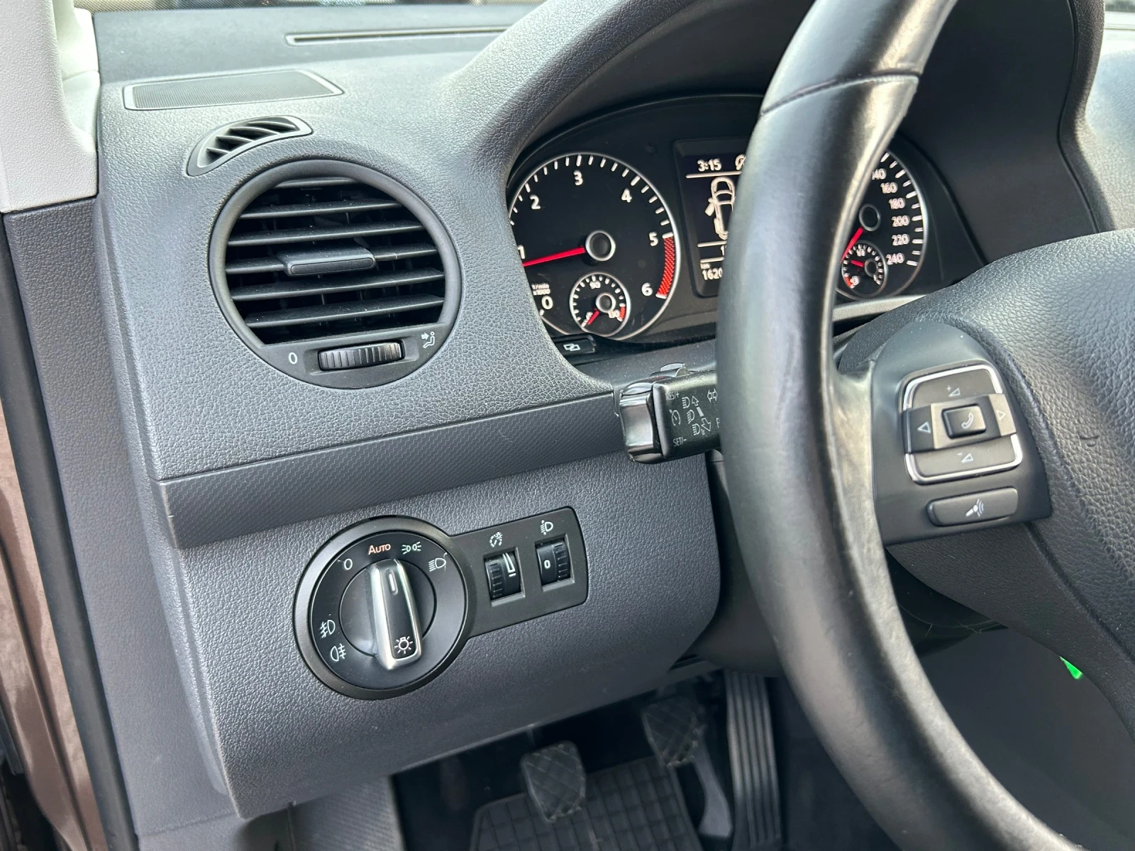 VW Caddy 1.6 TDI , снимка 8 - Автомобили и джипове - 53801744