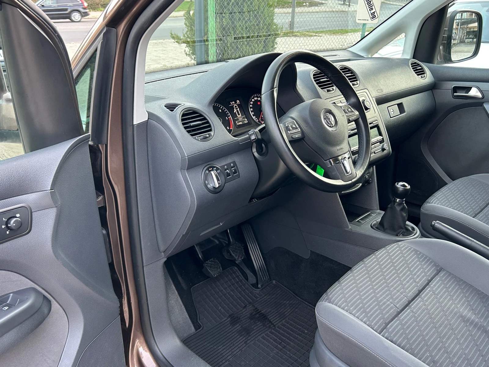 VW Caddy 1.6 TDI , снимка 9 - Автомобили и джипове - 53801744