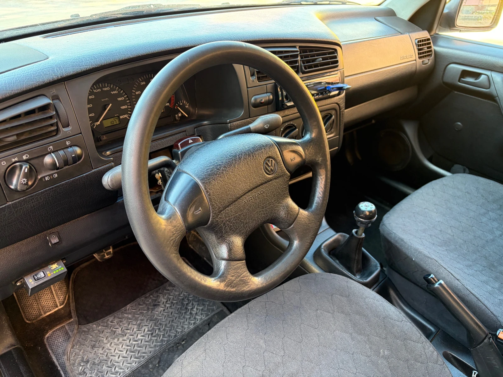VW Golf 1.6mi, снимка 13 - Автомобили и джипове - 56233320