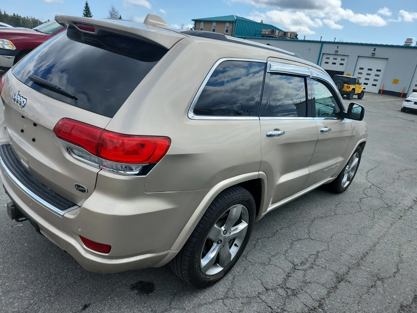 Jeep Grand cherokee OVERLAND HEMI* CARFAX* ОПЦИЯ ЗА ФИНАНСИРАНЕ*  - изображение 4