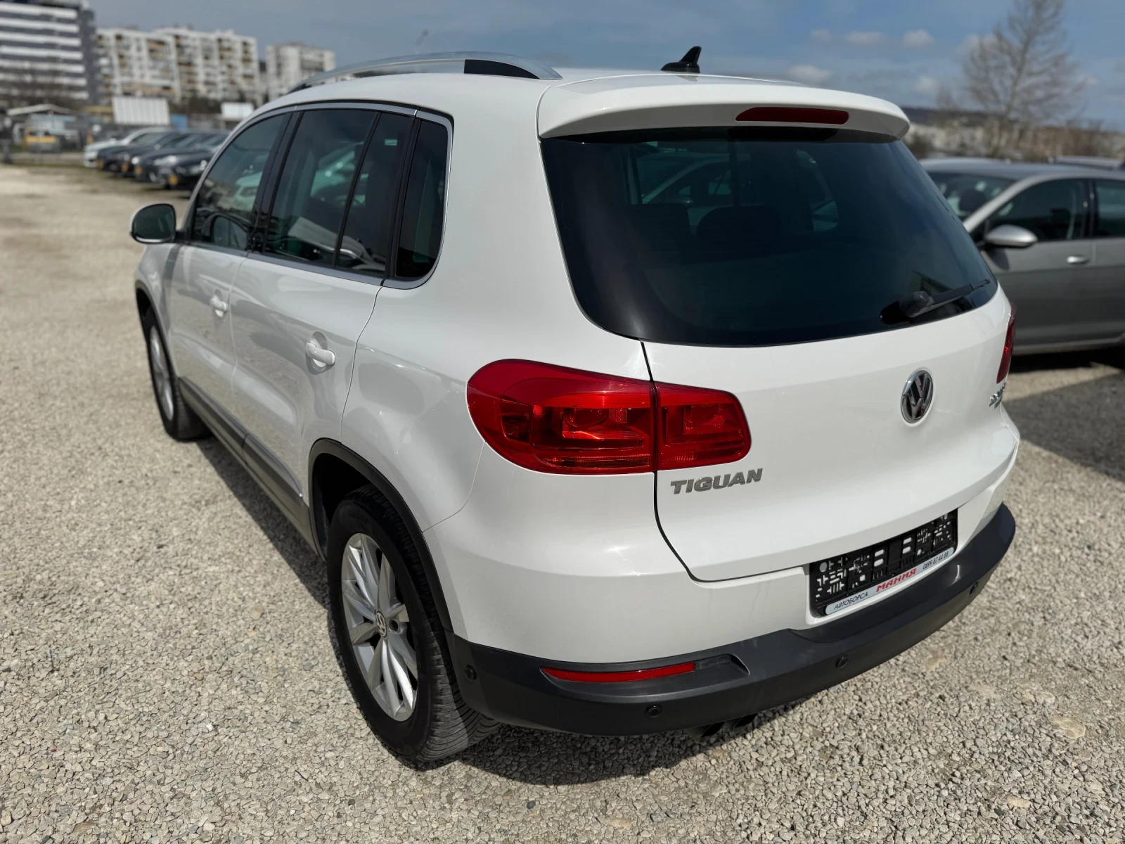 VW Tiguan 2.0TDI DSG 4x4, снимка 5 - Автомобили и джипове - 54182593