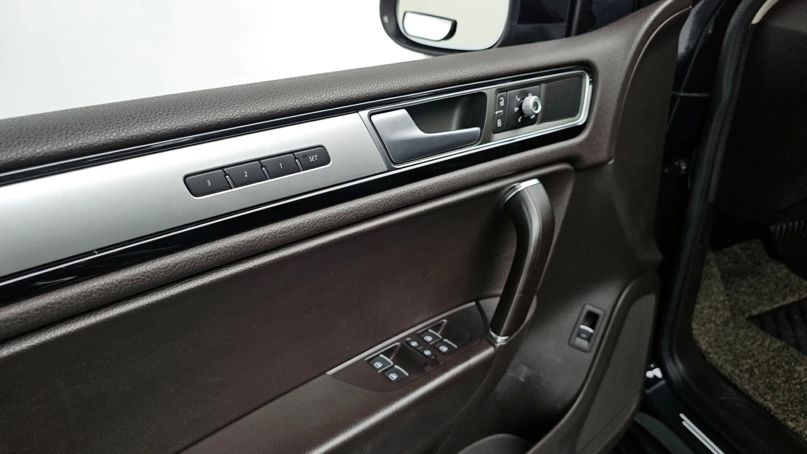 VW Touareg V6 3.0TDI* КОЖА* ПОДГРЕВ, снимка 11 - Автомобили и джипове - 54932087