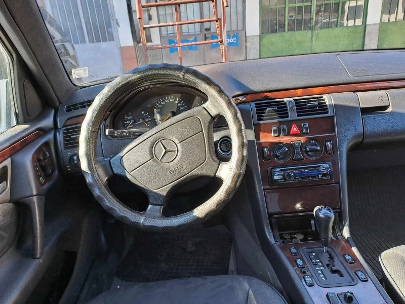 Mercedes-Benz E 300 606 TOP!, снимка 8 - Автомобили и джипове - 45865403