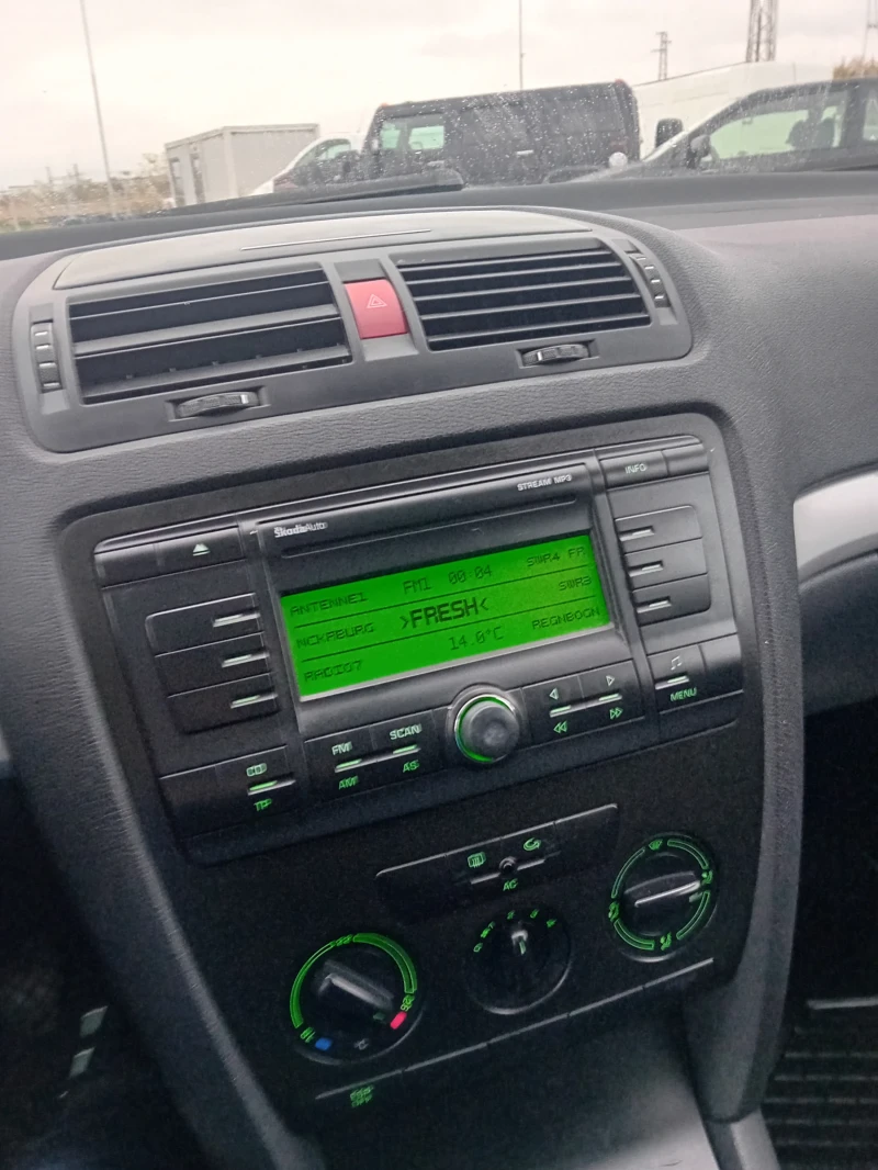 Skoda Octavia 1.6Mpi 102k.s, снимка 9 - Автомобили и джипове - 52419219