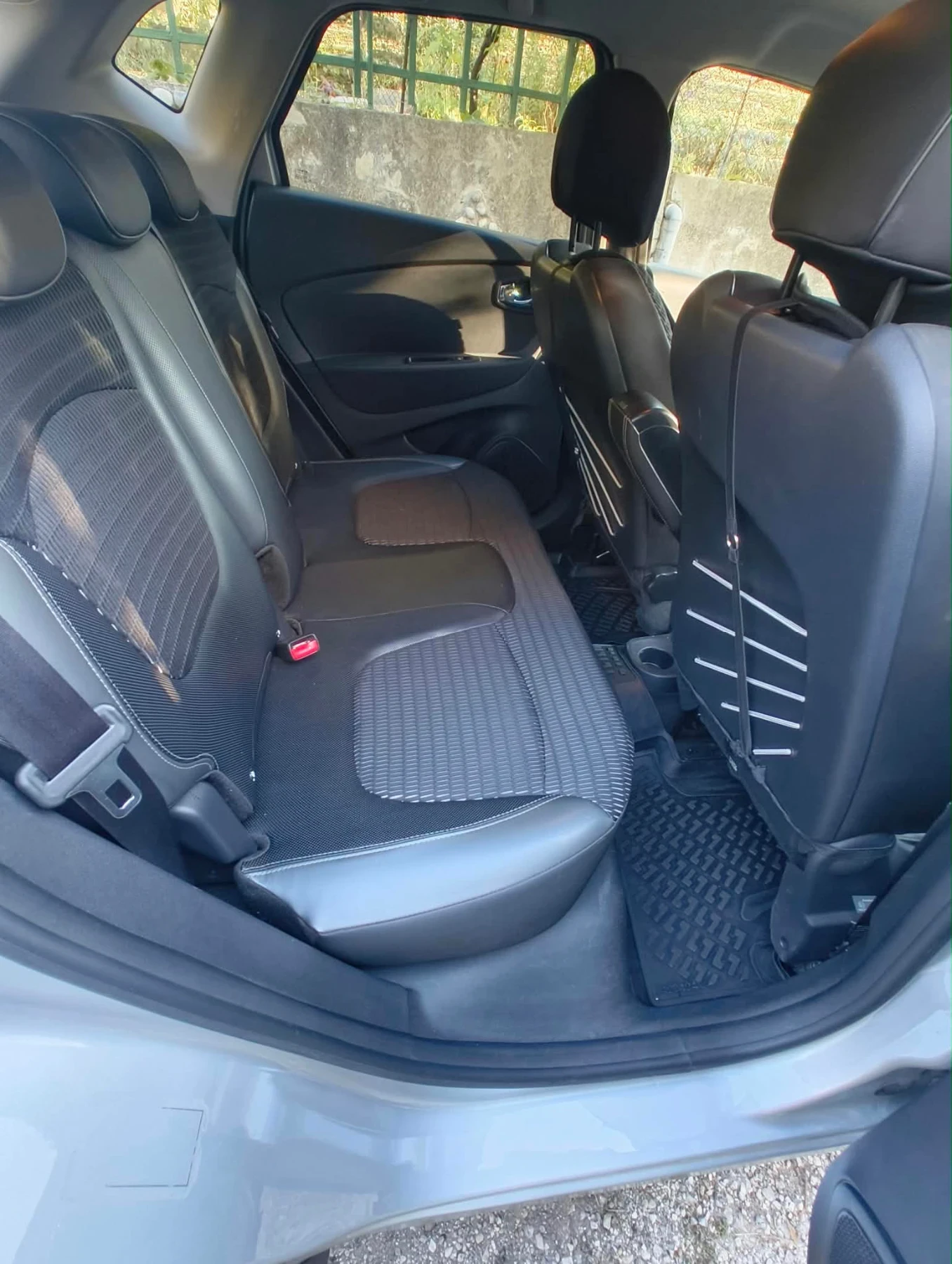 Renault Captur, снимка 12 - Автомобили и джипове - 56339492
