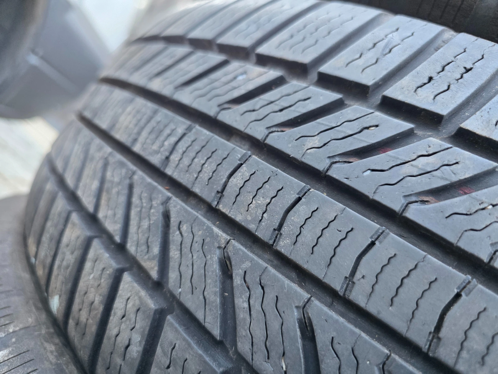 Гуми Зимни 215/65R17