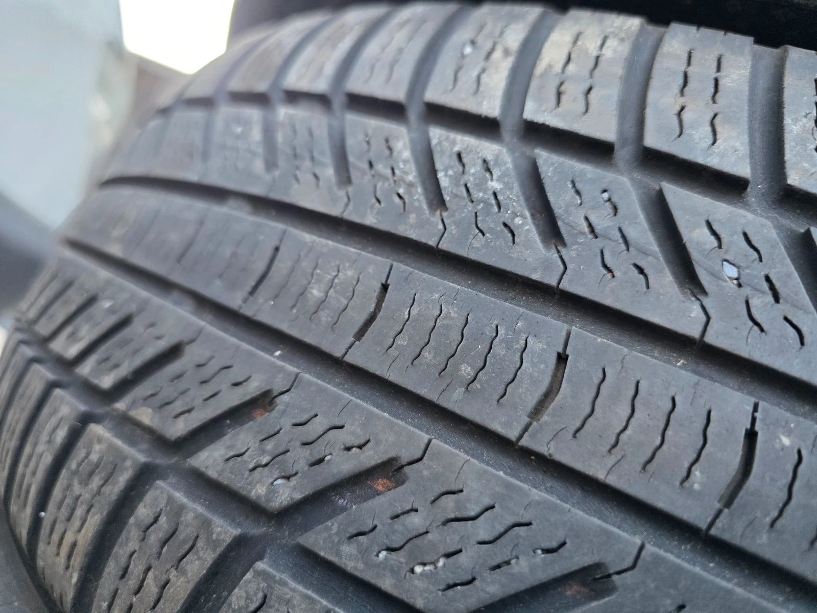 Гуми Зимни 215/65R17, снимка 2 - Гуми и джанти - 55498450