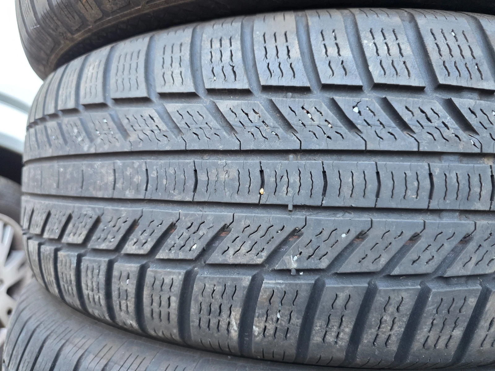 Гуми Зимни 215/65R17, снимка 4 - Гуми и джанти - 55498450
