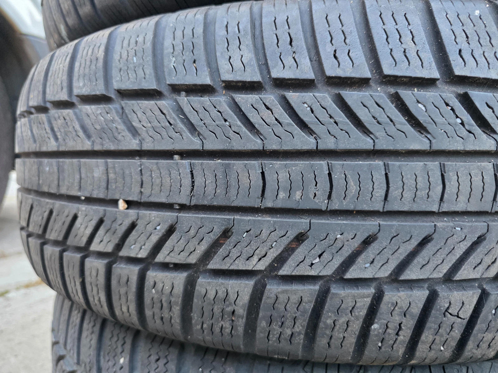 Гуми Зимни 215/65R17, снимка 6 - Гуми и джанти - 55498450