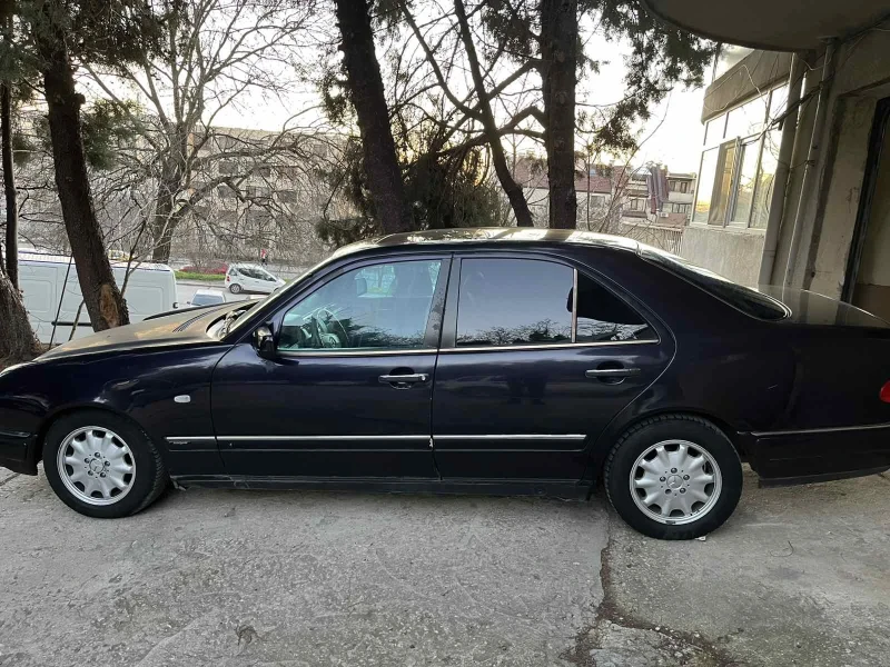 Mercedes-Benz E 200, снимка 1 - Автомобили и джипове - 48884183