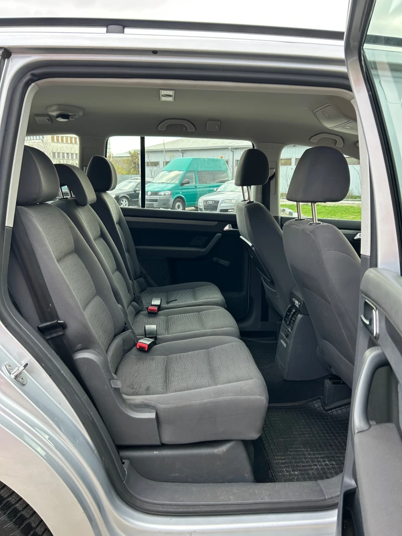 VW Touran 1.9 TDI 105ps 6скорости  Facelift, снимка 16 - Автомобили и джипове - 52499082