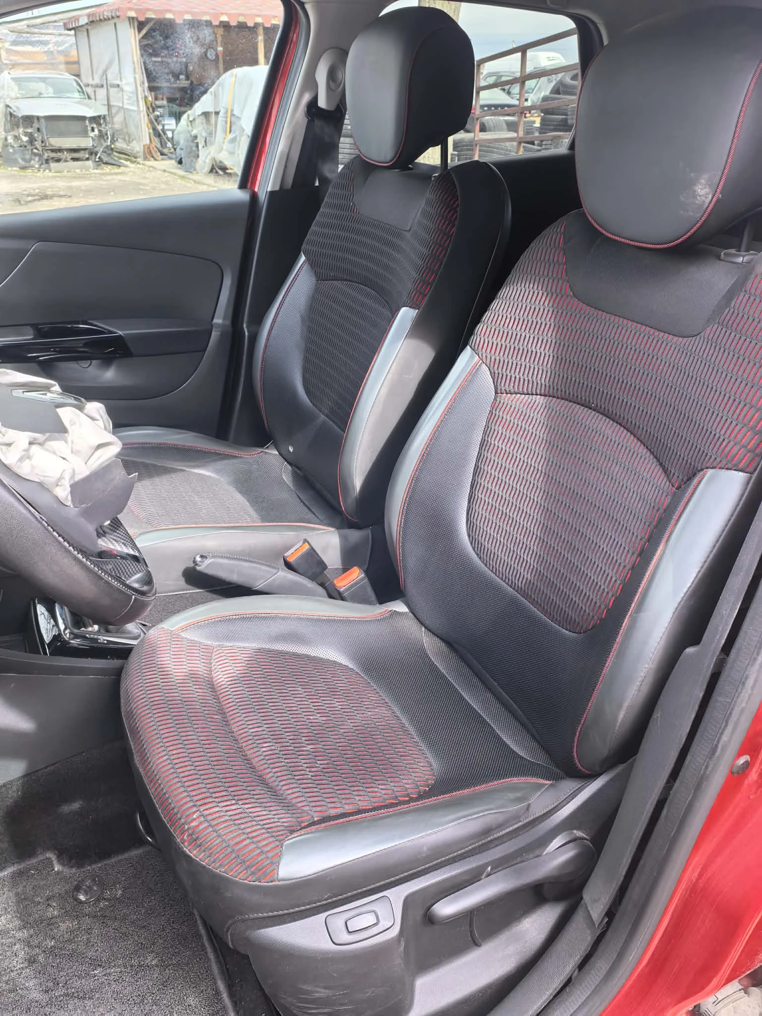 Renault Captur 1.2i, снимка 16 - Автомобили и джипове - 53634200