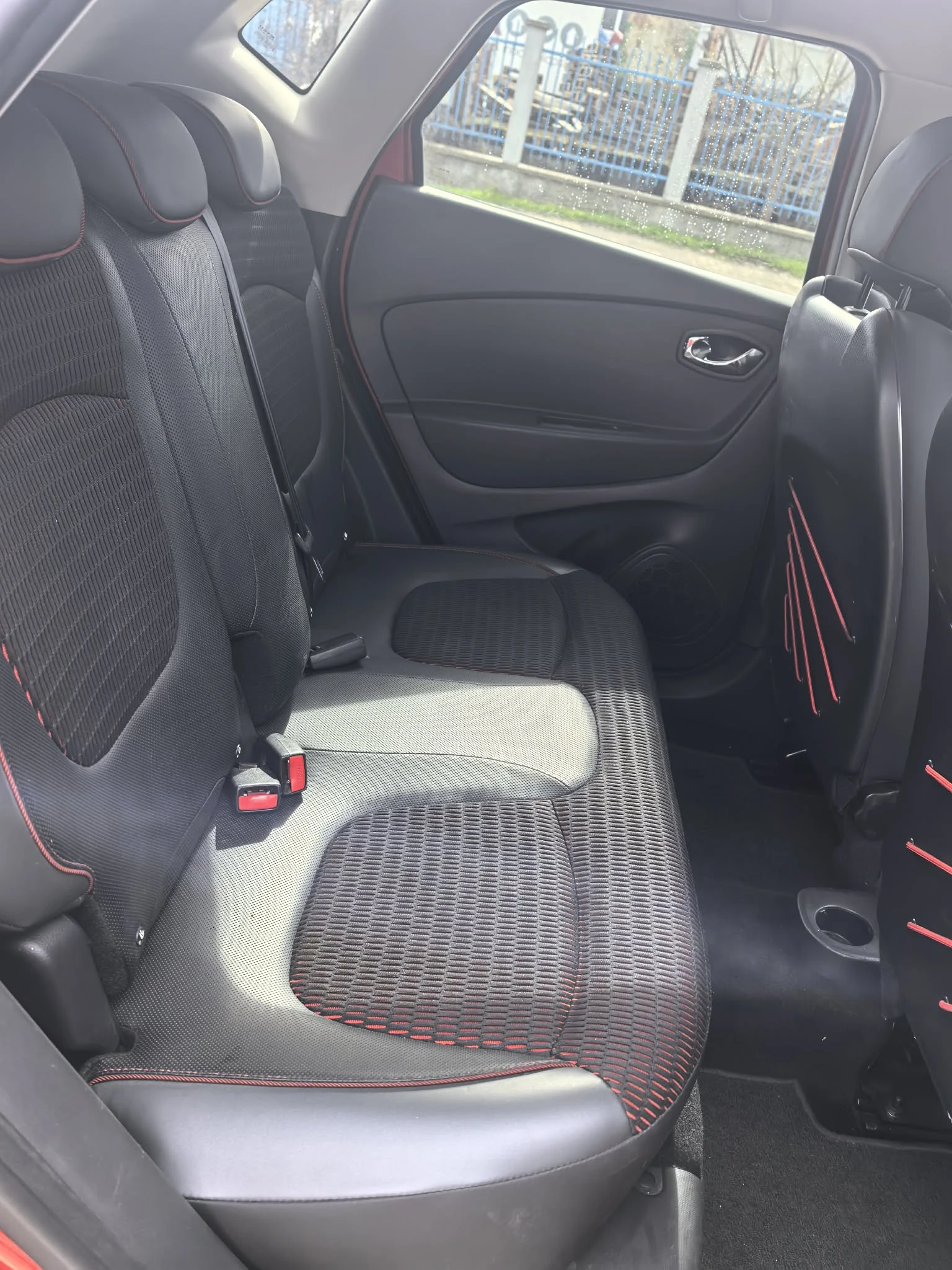 Renault Captur 1.2i, снимка 17 - Автомобили и джипове - 53634200