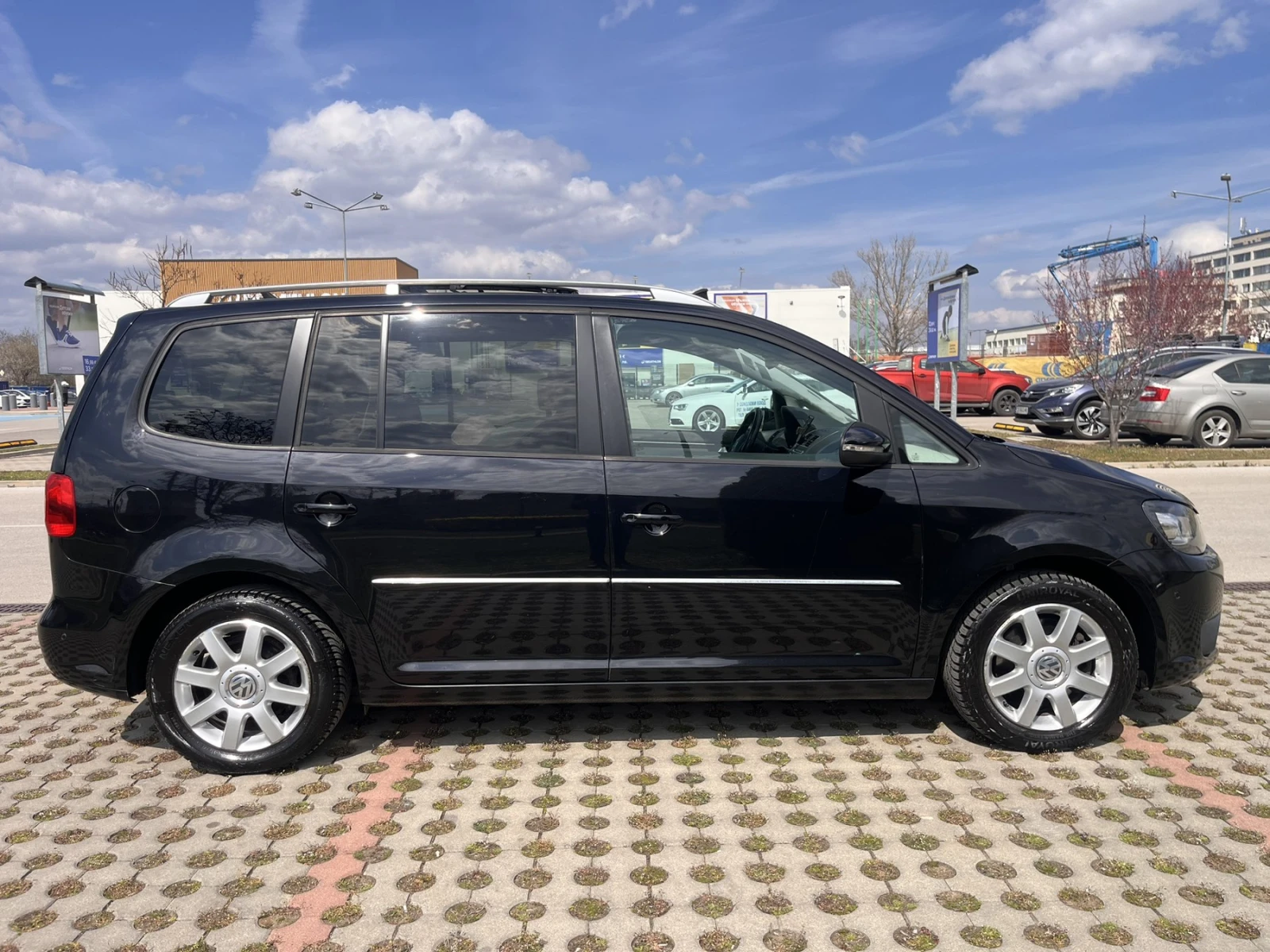 VW Touran 2.0TDI Panorama 7mes, снимка 13 - Автомобили и джипове - 53986975