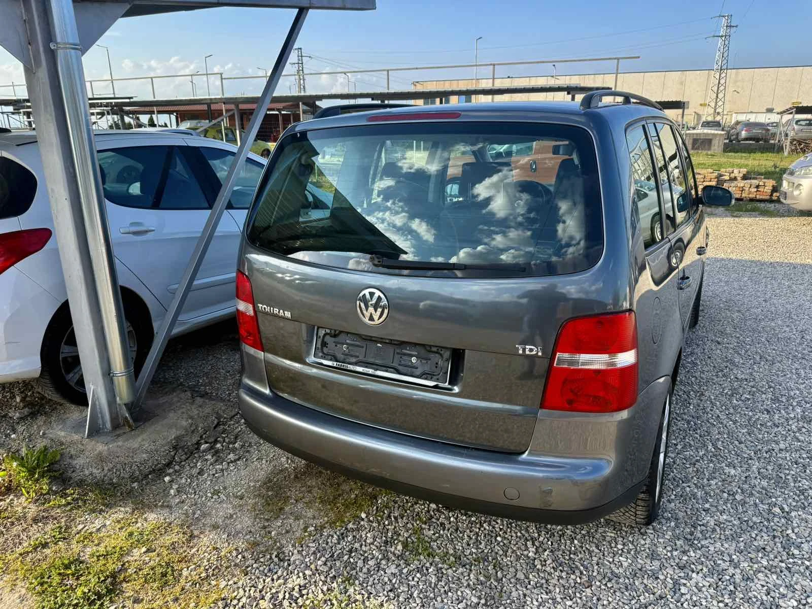 VW Touran 1.9TDI 7-места, снимка 6 - Автомобили и джипове - 54234285