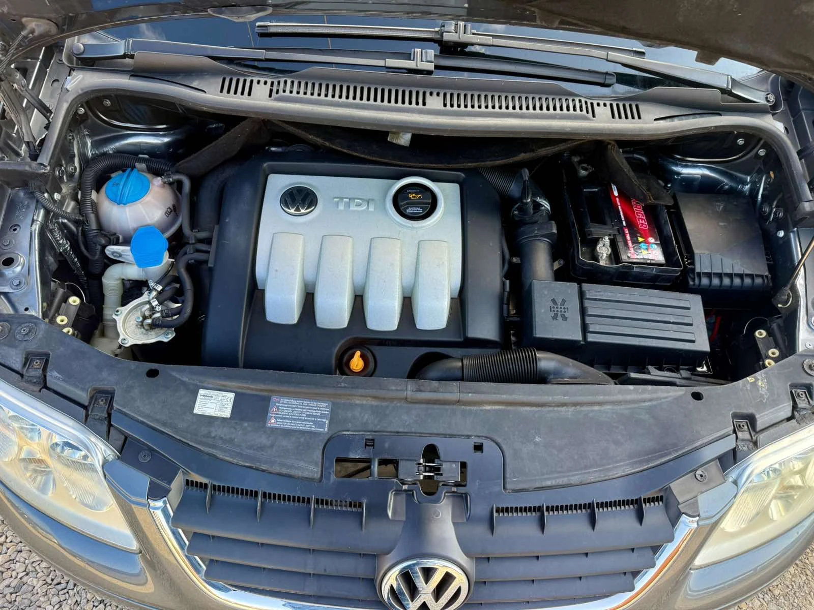 VW Touran 1.9TDI 7-места, снимка 16 - Автомобили и джипове - 54234285