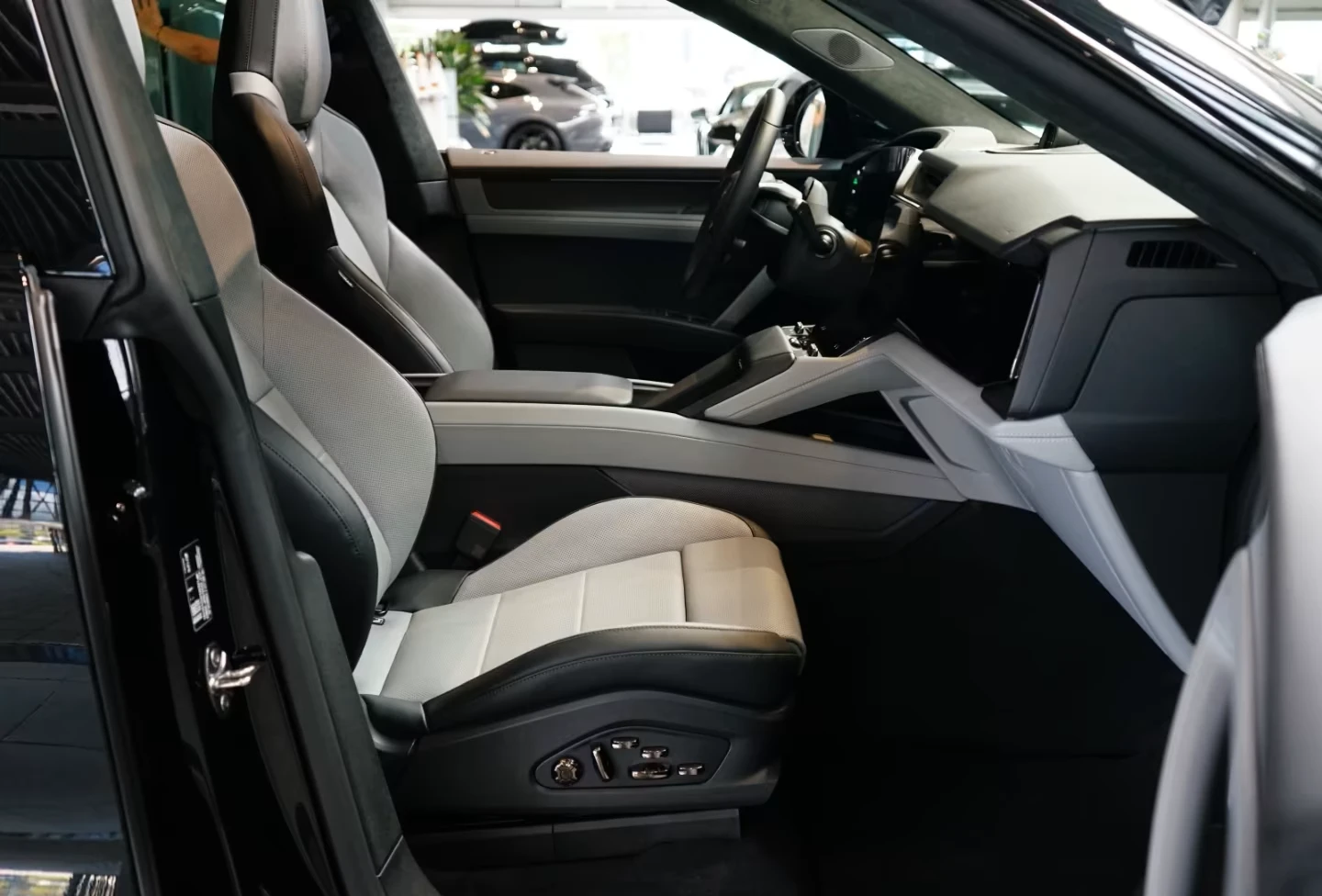 Porsche Cayenne TURBO* ELECTRIC* BURM* PANO* DISTR* KEYLESS* HUD* , снимка 10 - Автомобили и джипове - 55098405