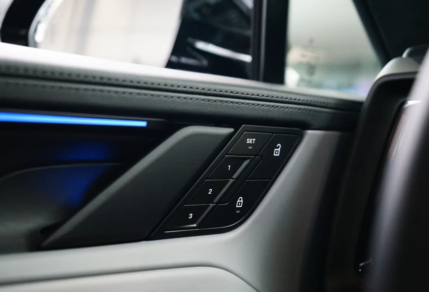 Porsche Cayenne TURBO* ELECTRIC* BURM* PANO* DISTR* KEYLESS* HUD* , снимка 11 - Автомобили и джипове - 55098405