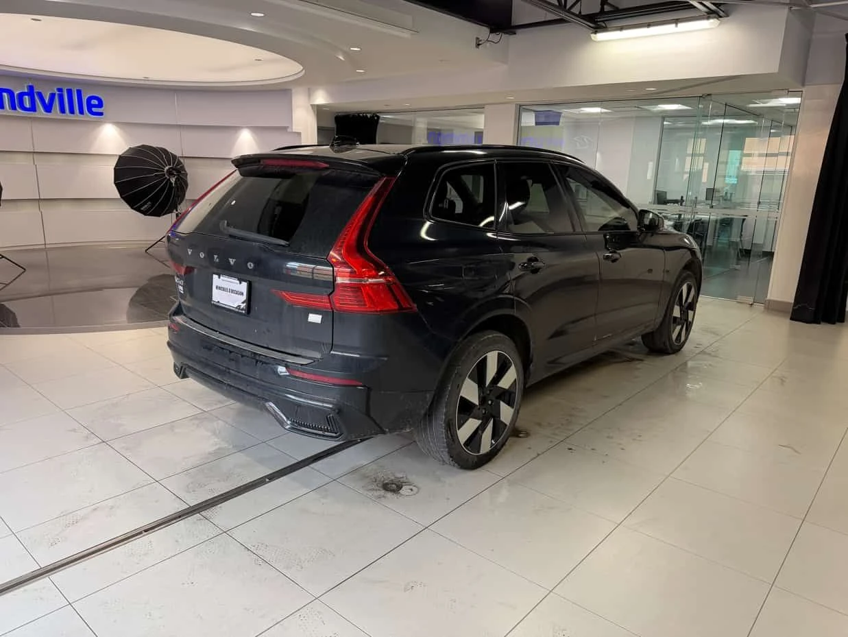 Volvo XC60 * Ultimate Dark Theme * CARFAX * ЦЕНА ДО БГ, снимка 4 - Автомобили и джипове - 55316937